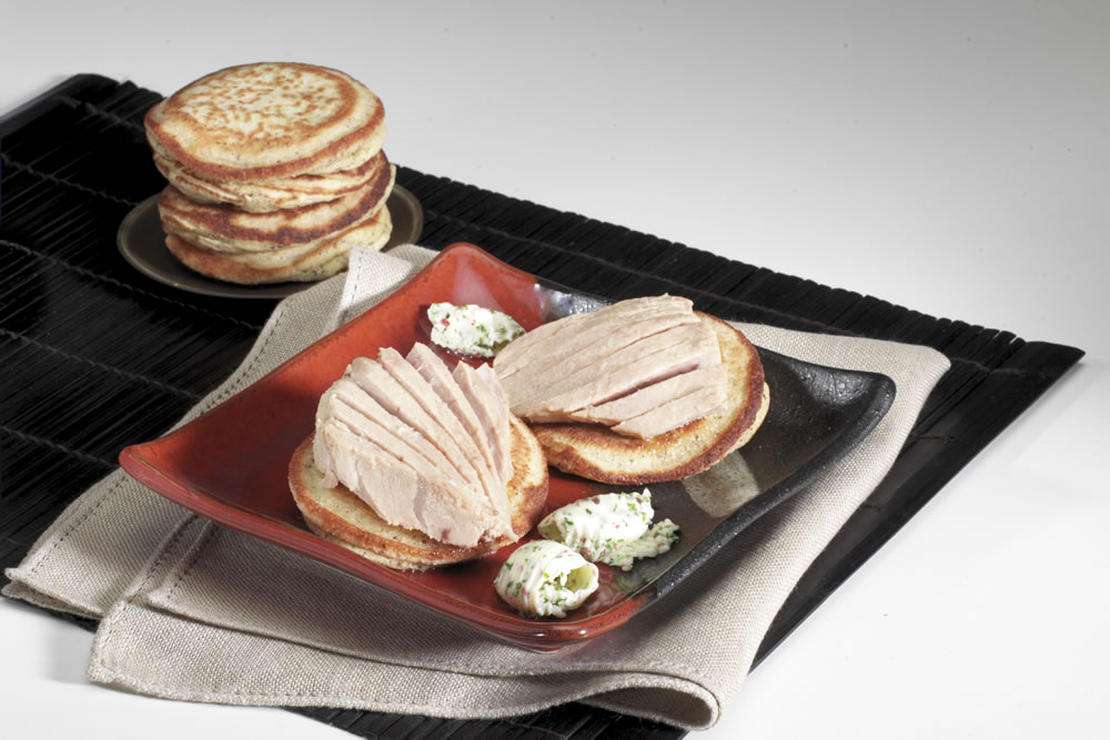 Blinis con burro aromatico e ventresca di tonno