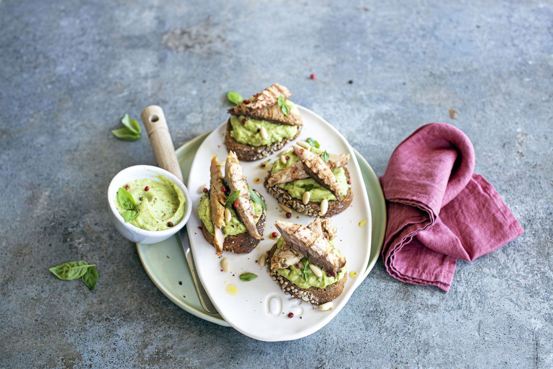 Bruschette Con Crema Di Avocado E Basilico, Pinoli E Sgombro Grigliato Al Naturale Asdomar