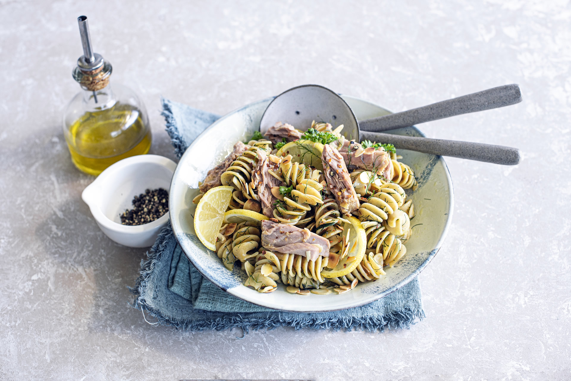 Insalata di pasta con limone, finocchietto e mandorle, filetti di tonno all'olio extra vergine di oliva