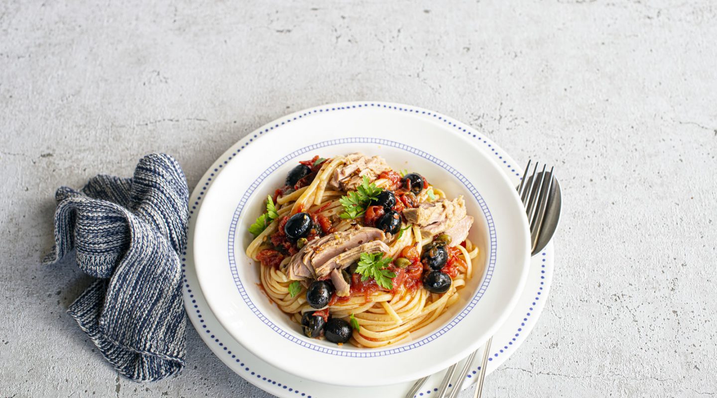 Linguine alla puttanesca con filetti di tonno