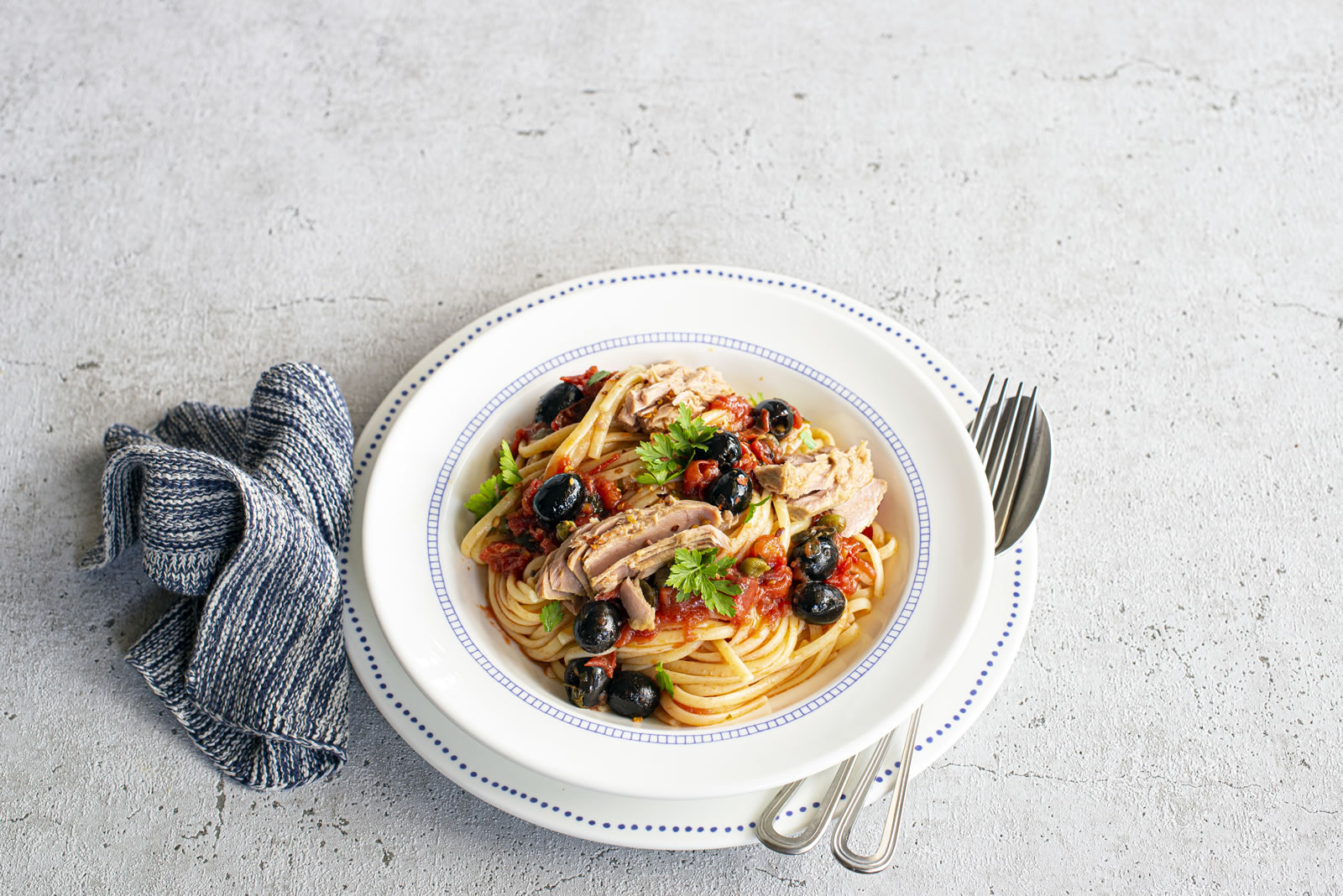Linguine alla puttanesca con filetti di tonno